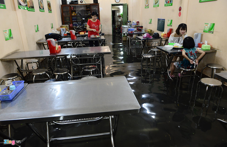 Người Sài Gòn lội nước ngập ngang bụng, ngã sấp mặt giữa đêm